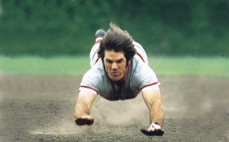 Los Rojos con el parche 14 en honor a Pete Rose
