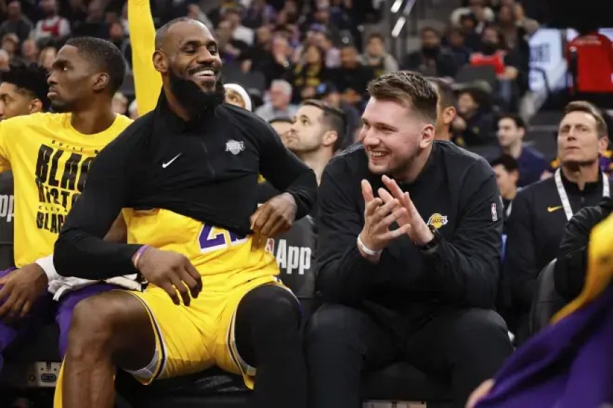 Doncic debutó en la banca de los Lakers