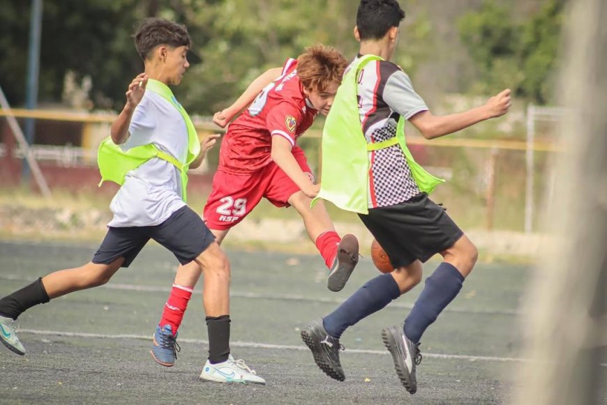FÚTBOL INTERCONFERENCIAS: Talentos del Sur le clavó 8 goles a Deportivo La Popular