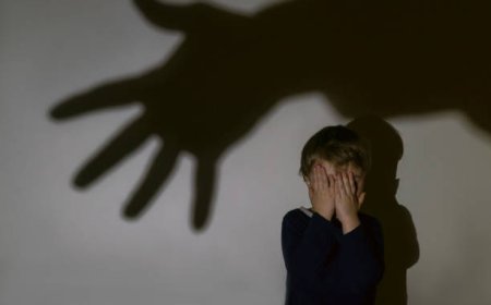 Le puso un collar de perros al hijastro, lo arrastró y golpeó por varios días