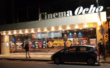 Festejaba su cumpleaños en el cine y le cayó techo encima