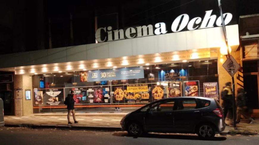 Festejaba su cumpleaños en el cine y le cayó techo encima