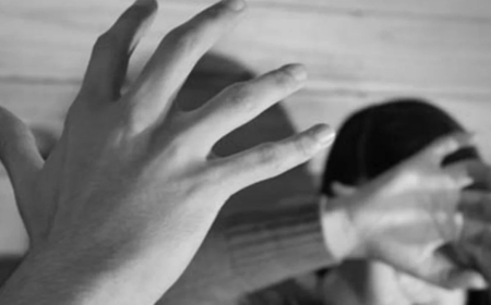 Le daba palizas a sus hijastros, el niño murió, la madre consentía