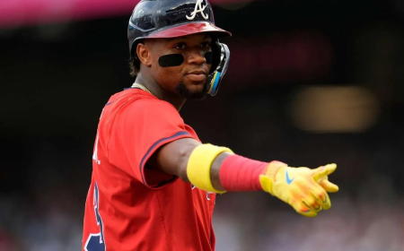 Acuña dio su cuarto doblete del año y duplicó