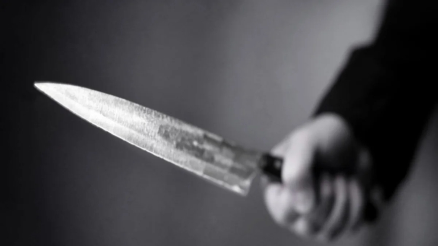 La esperó escondido en un closet de su casa y la mató a puñal