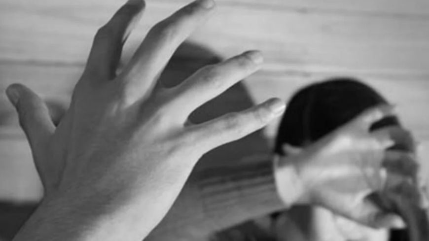 Le daba palizas a sus hijastros, el niño murió, la madre consentía