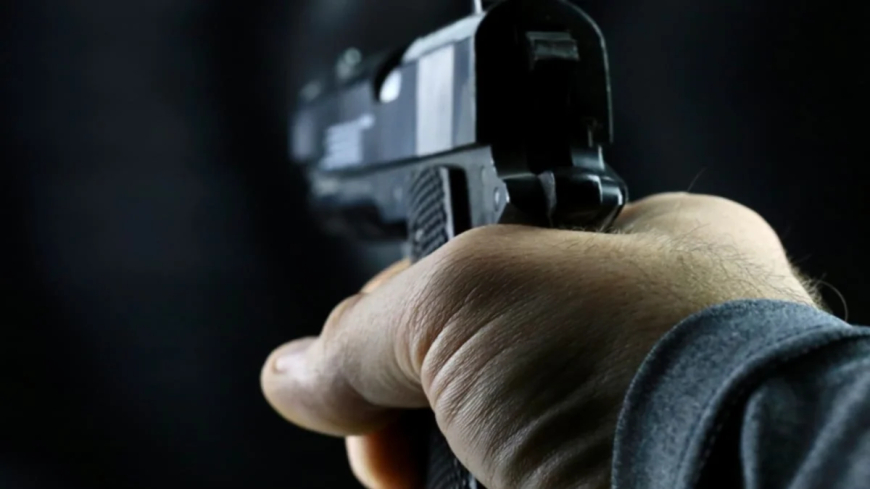 Fingen ser policías y acribillan a venezolano en la casa de su novia