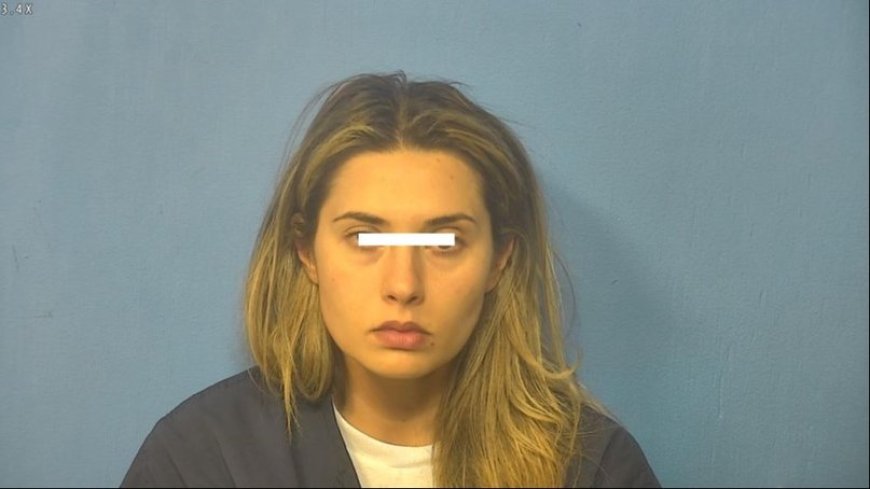 Maestra habría tenido sexo con un estudiante 45 veces: enfrenta 55 cargos