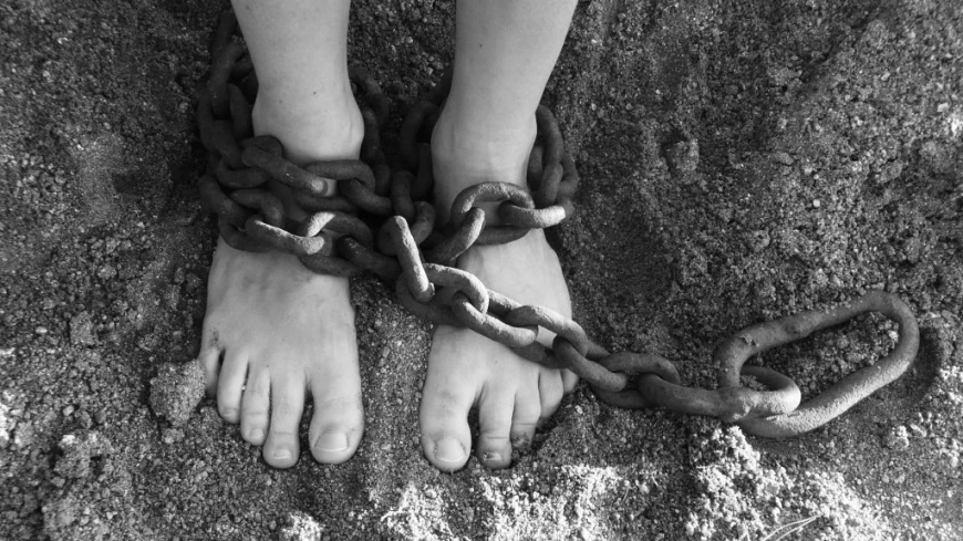 Encadenaban y golpeaban a su hijo de 13 años