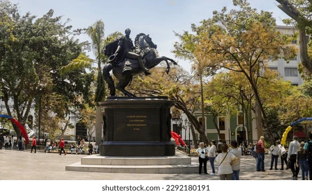 Hay tumbas alrededor de la plaza Bolívar y sus edificaciones.