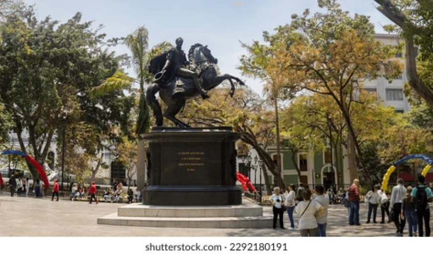 Hay tumbas alrededor de la plaza Bolívar y sus edificaciones.