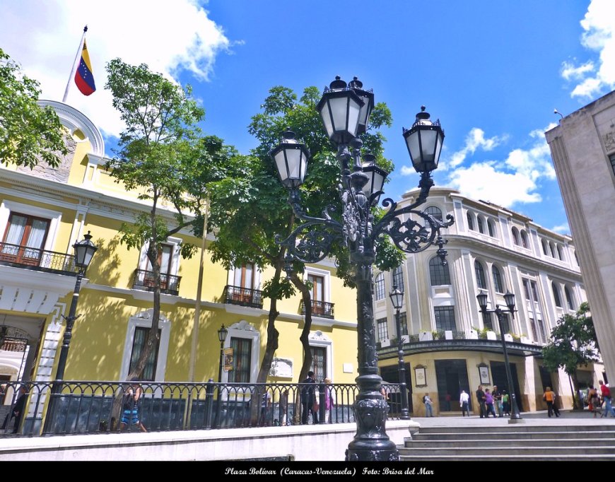 Hay tumbas alrededor de la plaza Bolívar y sus edificaciones.
