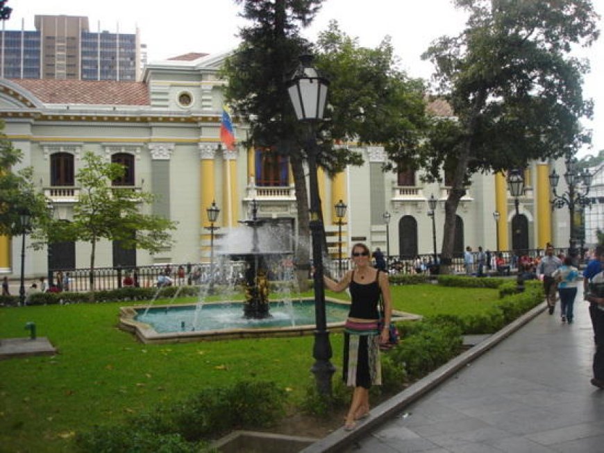 Hay tumbas alrededor de la plaza Bolívar y sus edificaciones.