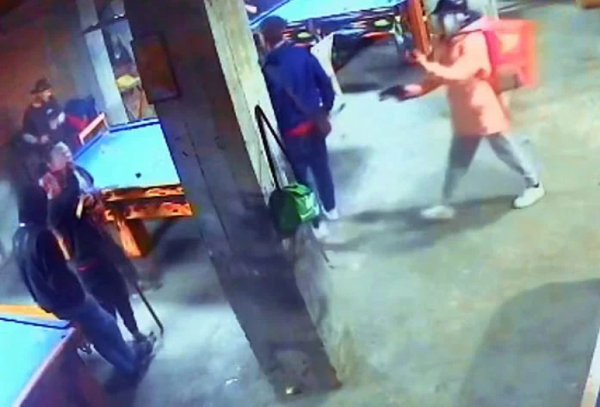 Le metieron 12 balazos a venezolano en un billar: Falso delivery lo cazó