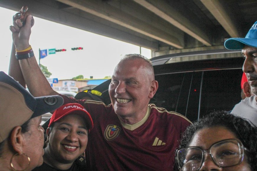 Delira la gente con la visita casa a casa y tomas de esquinas de Di Martino