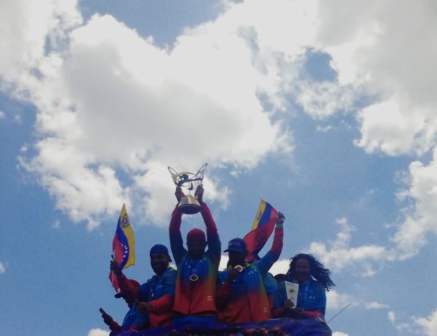 CAMPEONES MUNDIALES" Aquí está este regalo del sóftbol venezolano"