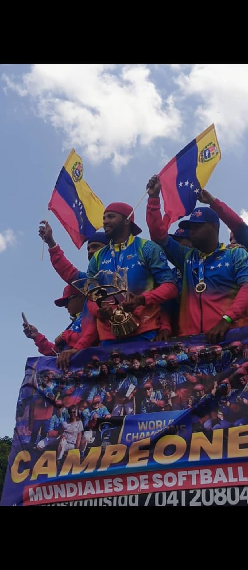 CAMPEONES MUNDIALES" Aquí está este regalo del sóftbol venezolano"