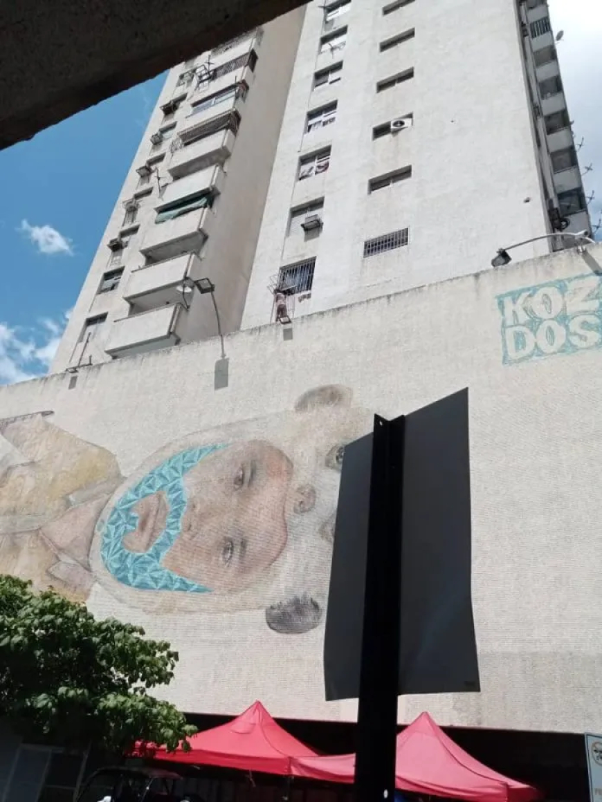 Milagroso rescate de niña  colgando en la ventana de un edificio en Maracay