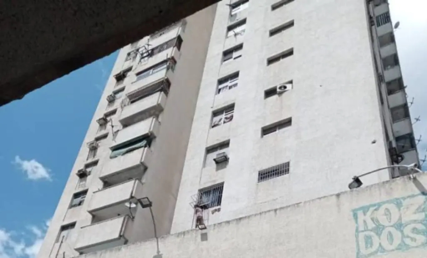 Milagroso rescate de niña  colgando en la ventana de un edificio en Maracay