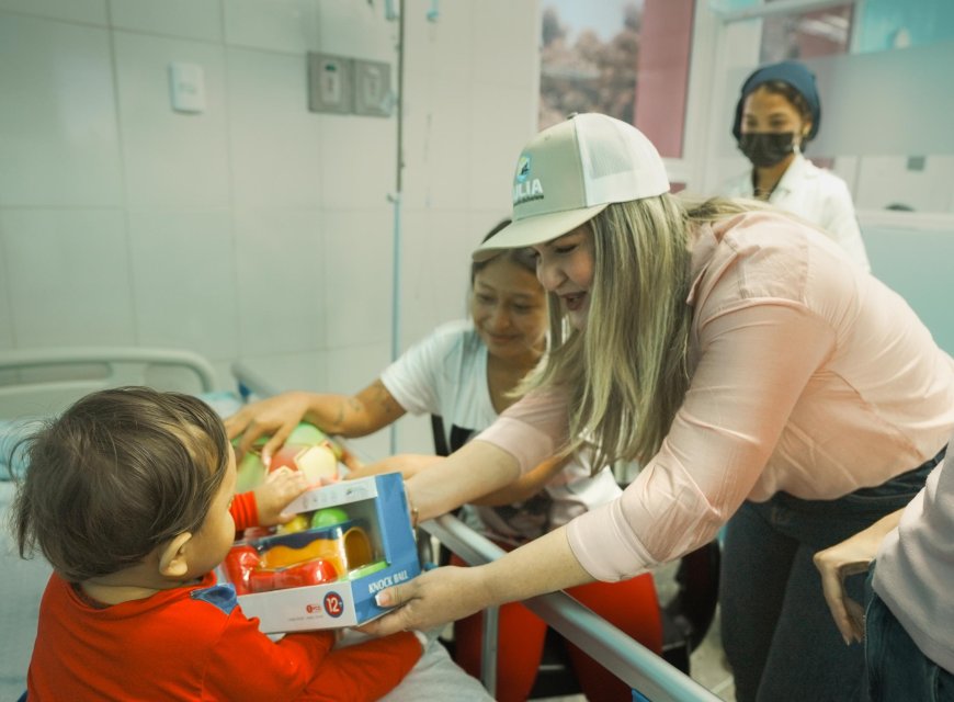 Primera dama del Zulia entregó regalos a pacientes del Hospital de Niños