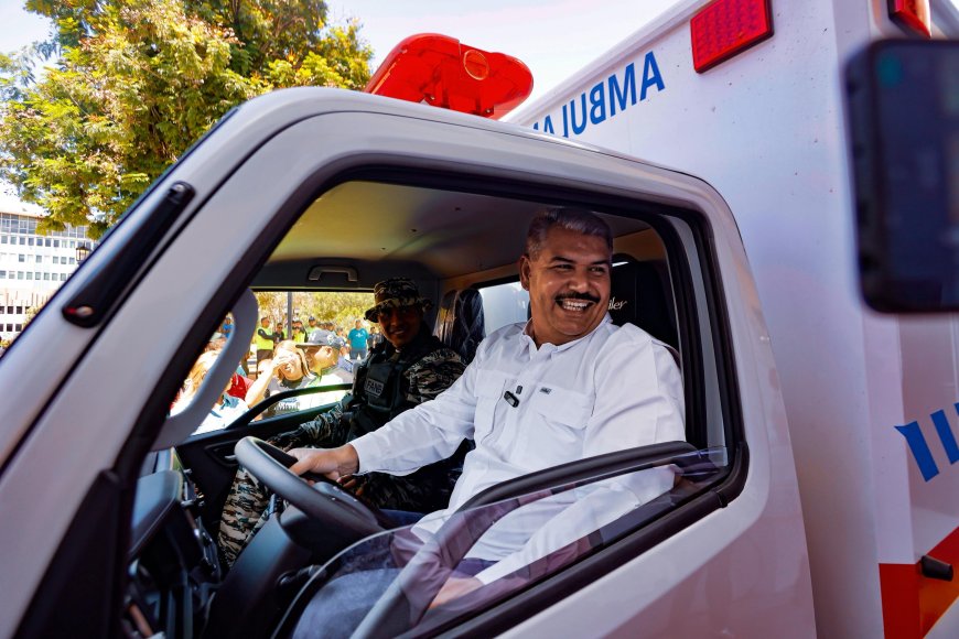 Y llegó la ayuda humana: Gobernador entregó 4.300 y ambulancias a centros de salud del Zulia