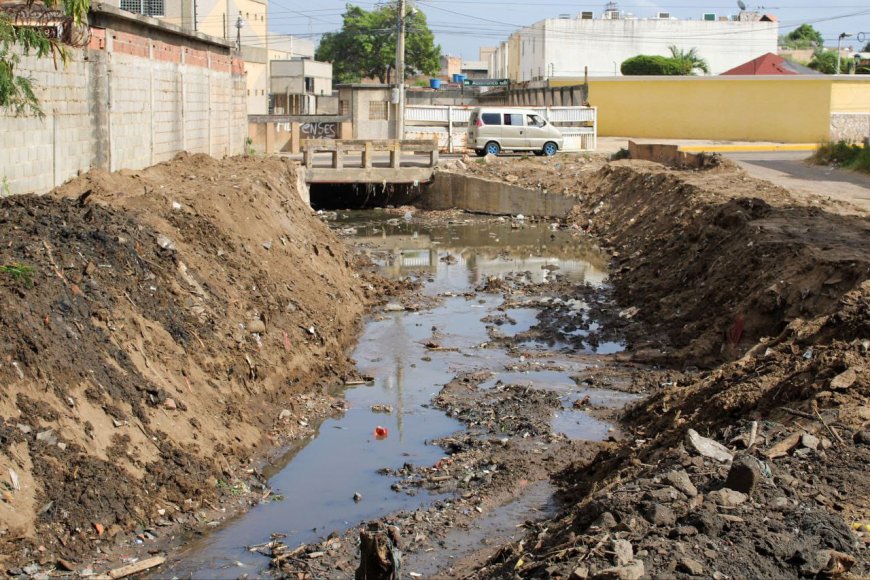 Di Martino entregó financiamiento para embaular cañada y 120 tanques de agua