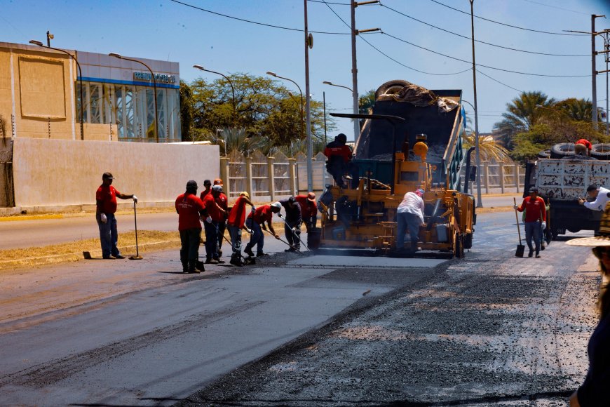 Iniciaron asfaltado de avenida Guajira y de tramo Sinamaica-Paraguaipoa