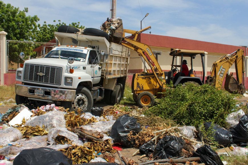 Di Martino le da palo a la basura, asfalta, demarca y pinta brocales