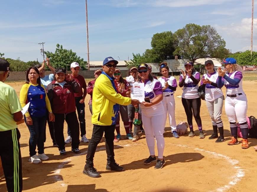 Johana Fuenmayor y Noris Arteaga recibieron el cariño del softbol femeniino