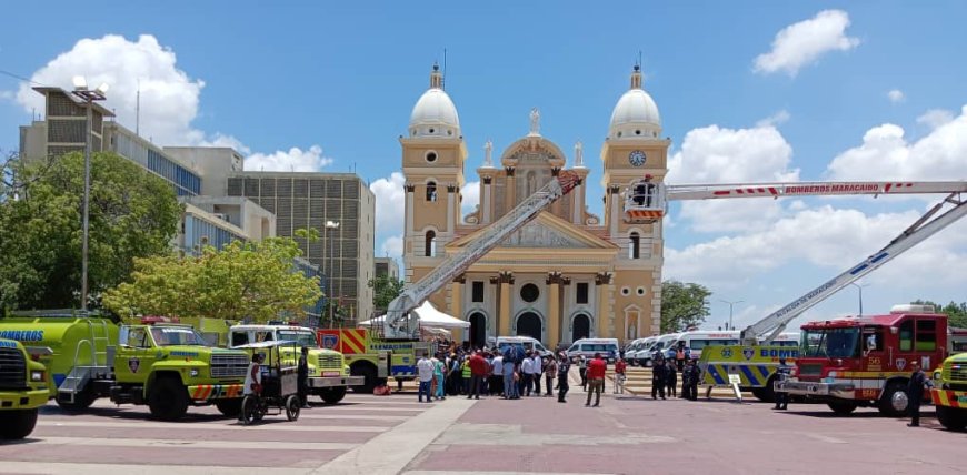 Di Martino entregó ambulancias a los Bomberos en su día