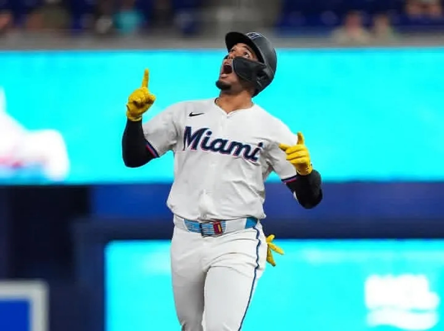 Primer hit del novato Máximo Acosta fue un jonrón