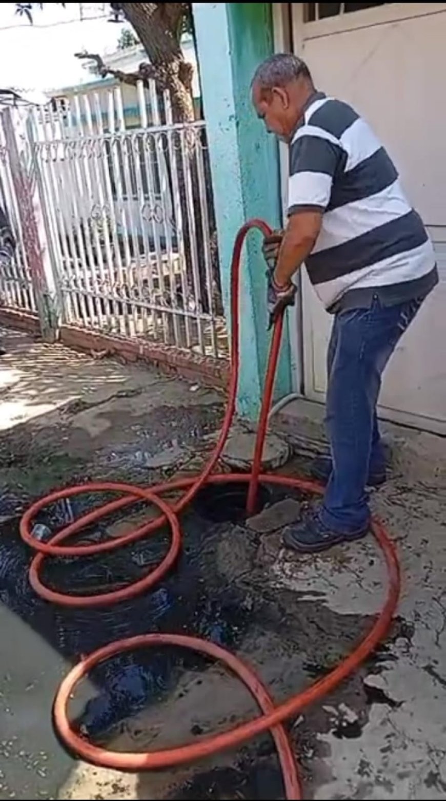 MARACAIBO: Alcaldía destapó y limpió red de aguas servidas del barrio Guaicaipuro