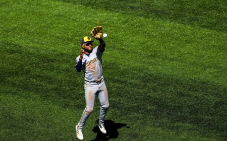 Jackson Chourio brilló y Milwaikee es el primero en postemporada