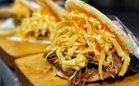 Arepa pelúa con un toque italiano