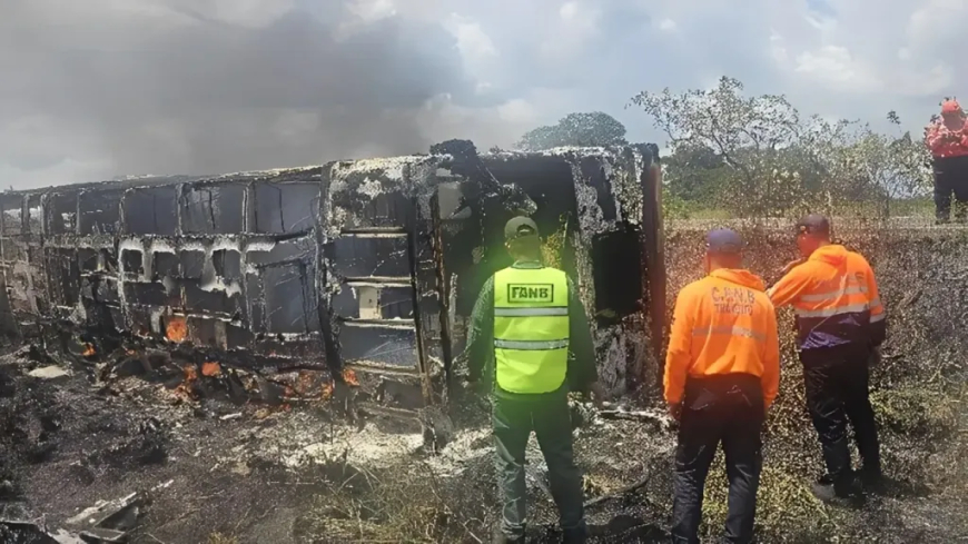 12 calcinados en autobús que se incendió tras volcar en la troncal 10 del estado Bolívar 