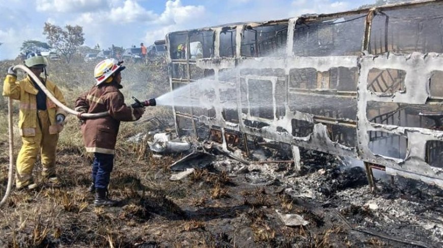 12 calcinados en autobús que se incendió tras volcar en la troncal 10 del estado Bolívar 