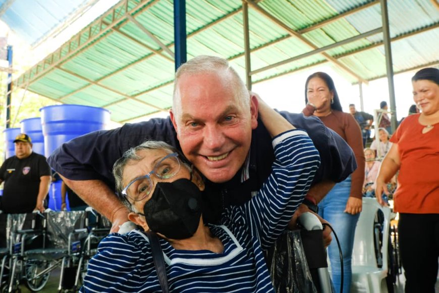 Di Martino entregó ayudas sociales a familias vulnerables