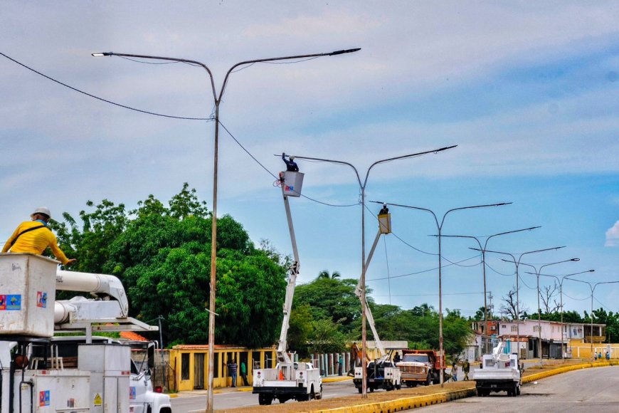 Luis Caldera ilumina 85 kilómetros de la avenida Intercomunal de la COL