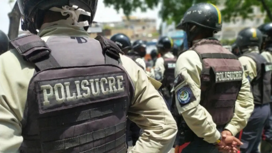 Desarmó a uno de los policías que la arrestaba