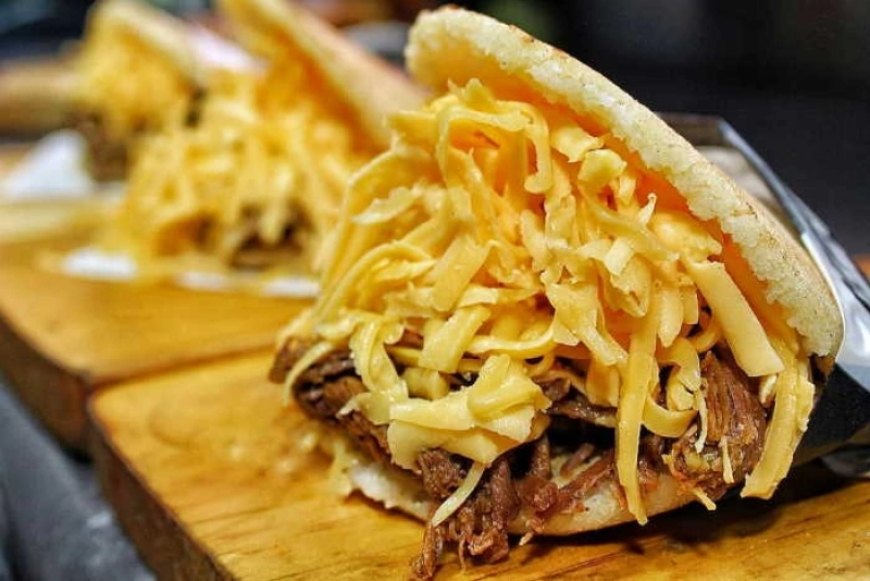 Arepa pelúa con un toque italiano