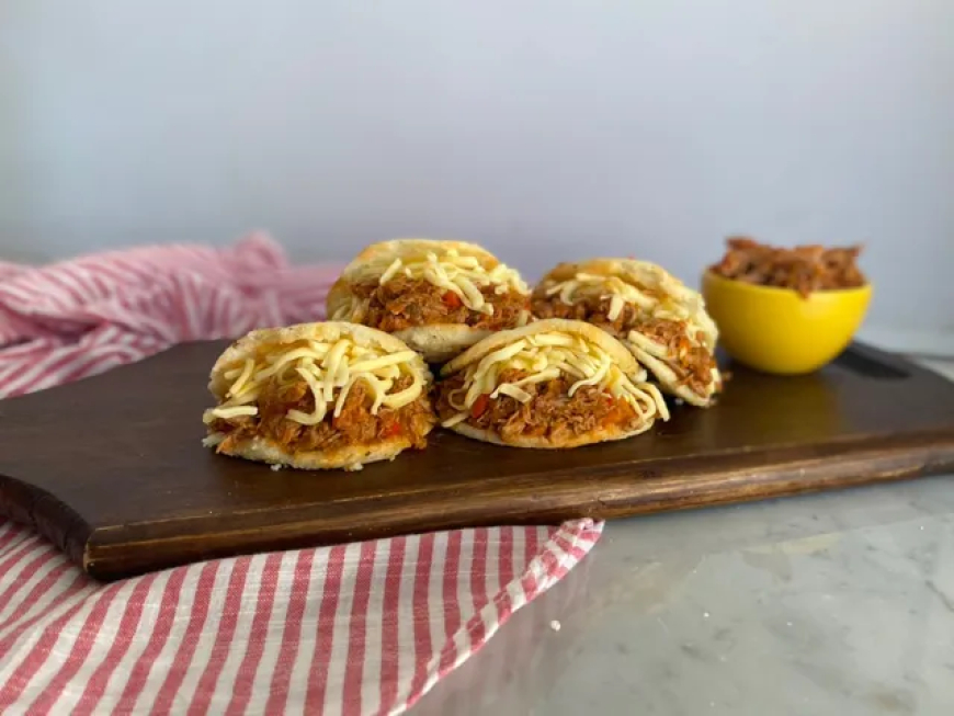 Arepa pelúa con un toque italiano