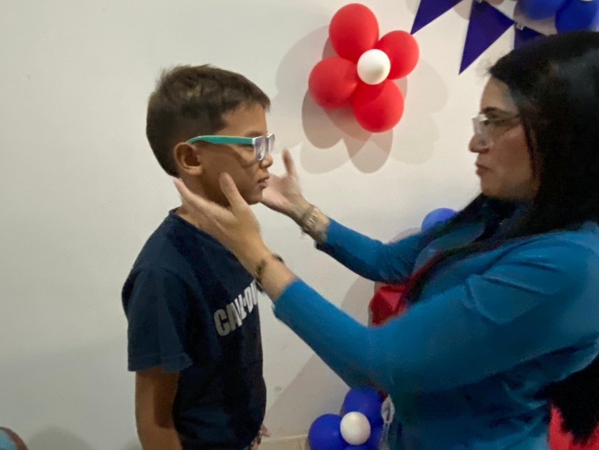 Más lentes a los muchachos entregó Di Martino  