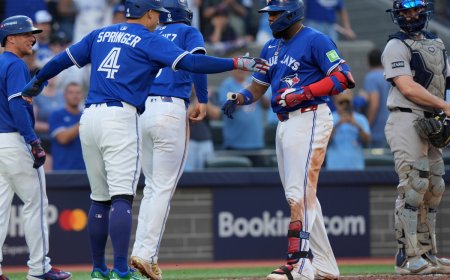 Azulejos apaleó otra vez a Yankees y quedó a uno de la Serie de Campeonato