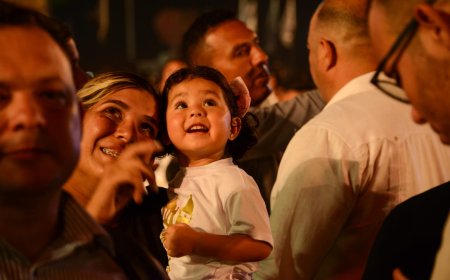El pueblo regocijado y de rodillas ante su patrona