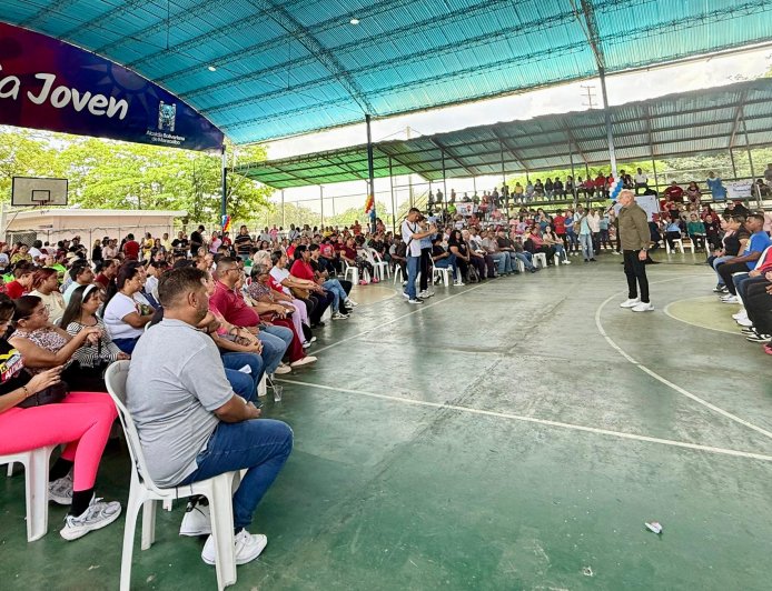 Di Martino entregó financiamiento a proyectos aprobados en Consulta de la Juventud