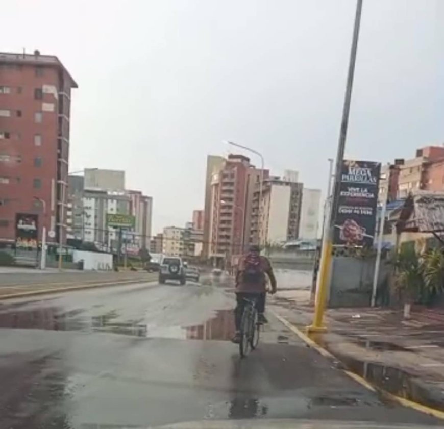 MARACAIBO: Botes de agua afectan y afean la ciudad: Alcaldía los acabará