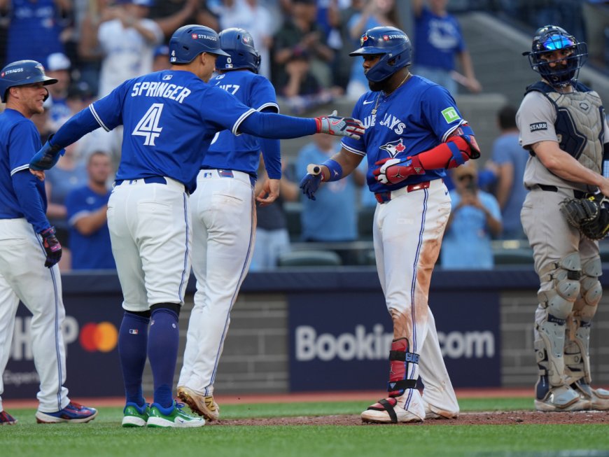 Azulejos apaleó otra vez a Yankees y quedó a uno de la Serie de Campeonato
