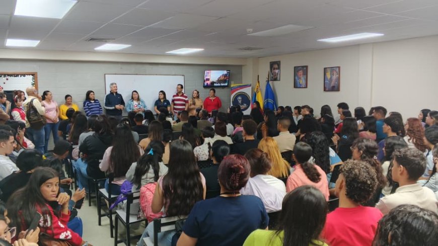 E𝐧 ambiente navideño, 𝐥𝐚 𝐔𝐁𝐕 𝐙𝐮𝐥𝐢𝐚 𝐝𝐢𝐨 𝐥𝐚 𝐛𝐢𝐞𝐧𝐯𝐞𝐧𝐢𝐝𝐚 𝐚 𝐞𝐬𝐭𝐮𝐝𝐢𝐚𝐧𝐭𝐞𝐬 𝐧𝐮𝐞𝐯𝐨 𝐢𝐧𝐠𝐫𝐞𝐬𝐨