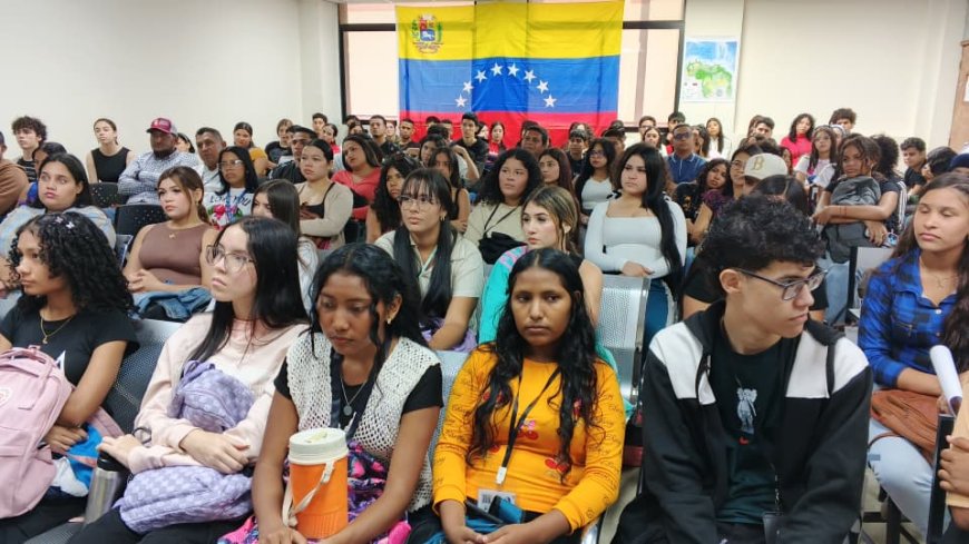 E𝐧 ambiente navideño, 𝐥𝐚 𝐔𝐁𝐕 𝐙𝐮𝐥𝐢𝐚 𝐝𝐢𝐨 𝐥𝐚 𝐛𝐢𝐞𝐧𝐯𝐞𝐧𝐢𝐝𝐚 𝐚 𝐞𝐬𝐭𝐮𝐝𝐢𝐚𝐧𝐭𝐞𝐬 𝐧𝐮𝐞𝐯𝐨 𝐢𝐧𝐠𝐫𝐞𝐬𝐨