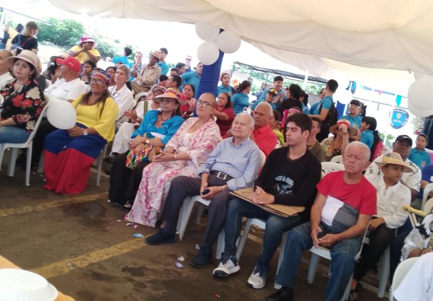 En el Mercado Las Pulgas celebraron aniversario con acto en apoyo a la paz